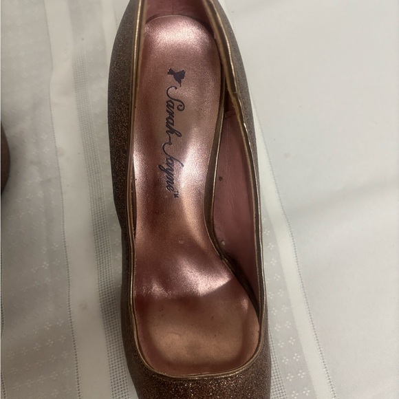 Brown high heel shoes with a classic pump style and a glittery finish - Picture 3 of 5